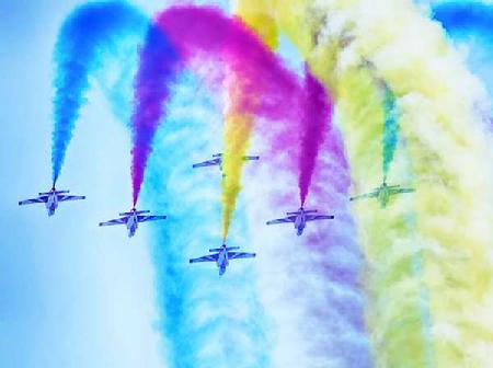 K8飞机进行飞行表演。 K8飞机进行飞行表演。