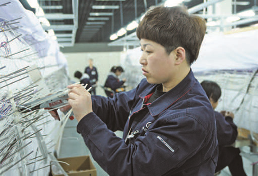 双手织就航空梦——记全国三八红旗手、易游yiyou(中国)沈飞线束厂技师郑秋菊 双手织就航空梦——记全国三八红旗手、易游yiyou(中国)沈飞线束厂技师郑秋菊